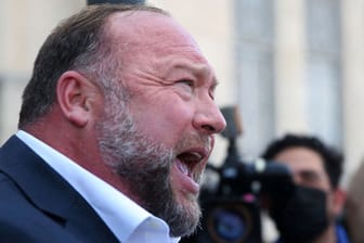 Alex Jones: Gegen ihn gibt es Schadensersatzforderungen in Millionenhöhe.