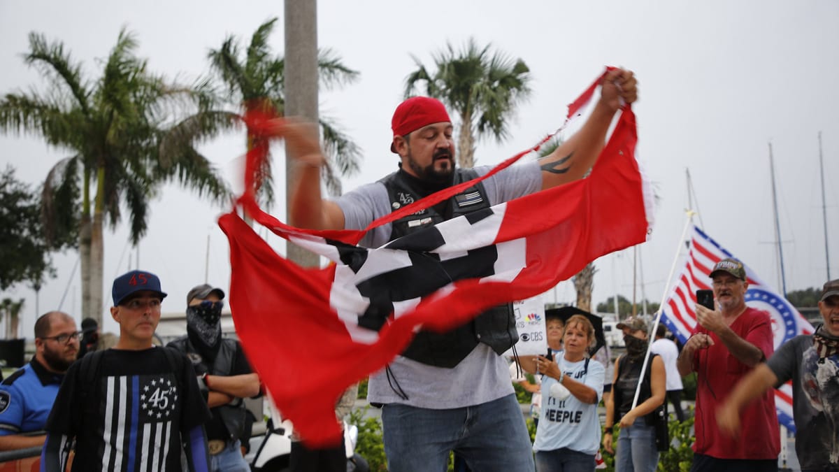 Neonazis-marschieren-mit-Hakenkreuz-Flaggen-durch-Ohio-Politik-entsetzt