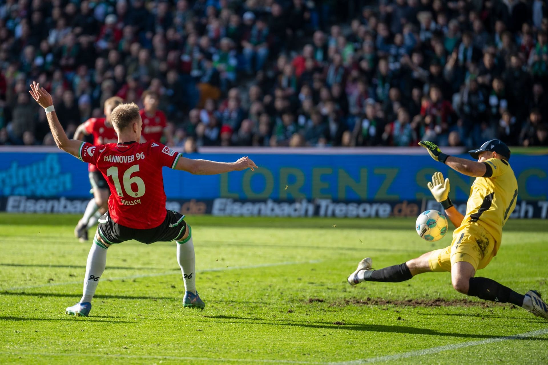 Hannovers Havard Nielsen (l.) scheitert an Karlsruhes Torwart Max Weiß: Er hatte die Führung auf dem Fuß.