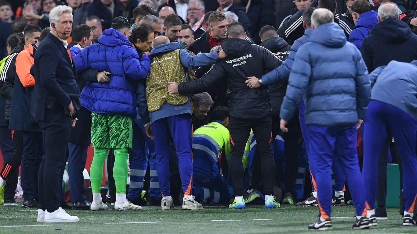 Die ungarische Bank versammelt sich um Ádám Szalai: Der Co-Trainer war beim Spiel in Amsterdam zusammengebrochen.