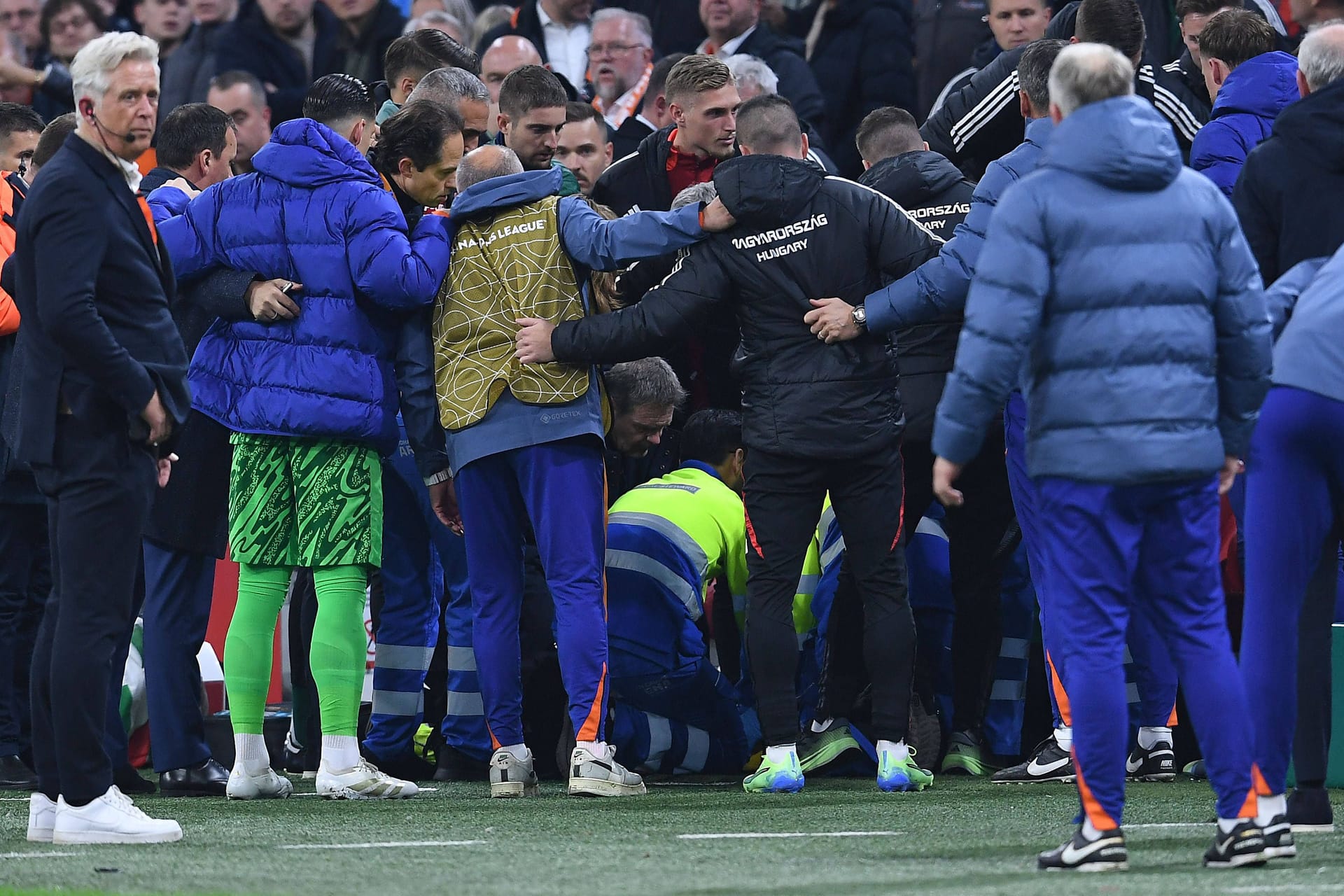 Die ungarische Bank versammelt sich um Ádám Szalai: Der Co-Trainer war beim Spiel in Amsterdam zusammengebrochen.