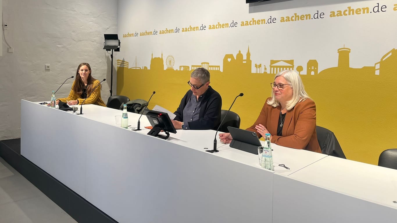 Von links nach rechts: Linda Plesch (stellvertretende Pressesprecherin der Stadt Aachen), Oberbürgermeisterin Sibylle Keupen und Yvonne Debald (Abteilungsleiterin Statistik und Wahlen) bei einer Pressekonferenz.