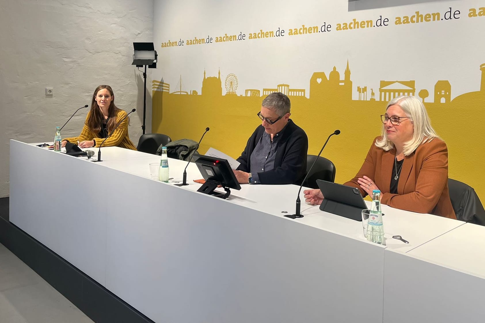 Von links nach rechts: Linda Plesch (stellvertretende Pressesprecherin der Stadt Aachen), Oberbürgermeisterin Sibylle Keupen und Yvonne Debald (Abteilungsleiterin Statistik und Wahlen) bei einer Pressekonferenz.