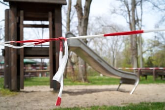 Ein abgesperrter Spielplatz (Archivbild): Unbekannte haben in Reinickendorf Nägel verteilt.