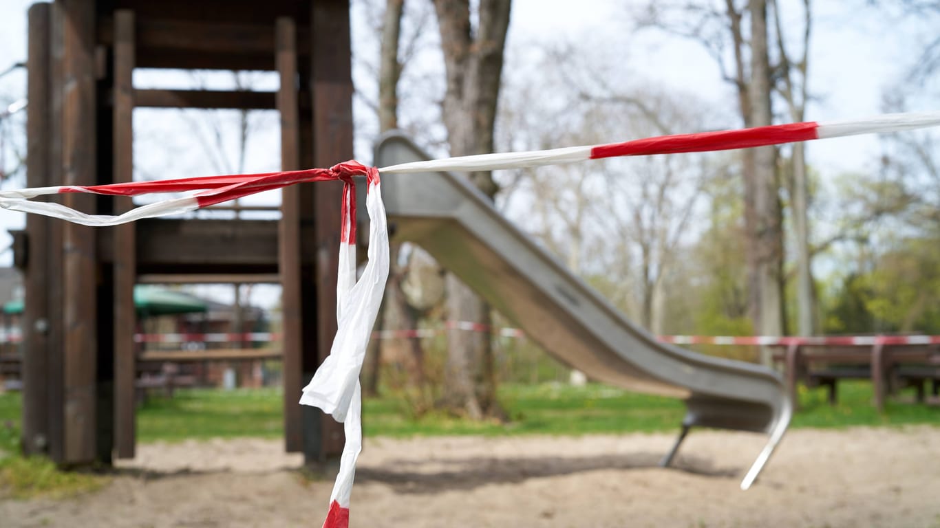 Ein abgesperrter Spielplatz (Archivbild): Unbekannte haben in Reinickendorf Nägel verteilt.