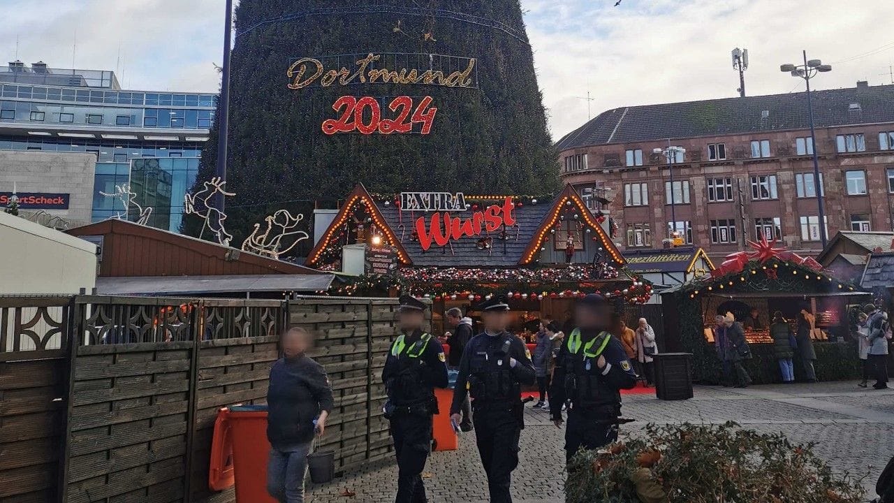 Polizisten patrouillieren auf dem Dortmunder Weihnachtsmarkt: Die Polizei will die Kontrollen noch intensivieren.