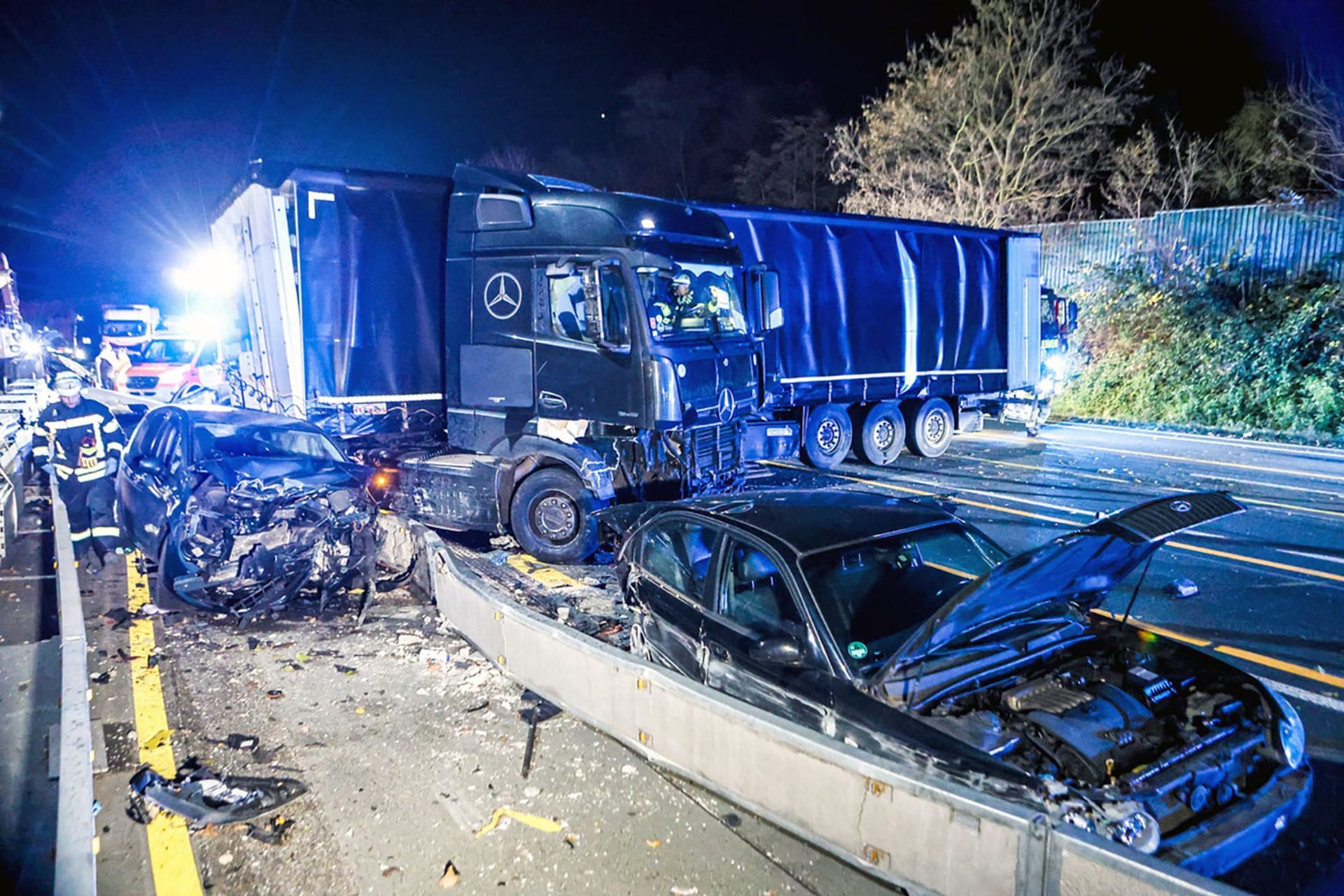 Lastwagen verursacht mehrere Unfälle in Nordrhein-Westfalen