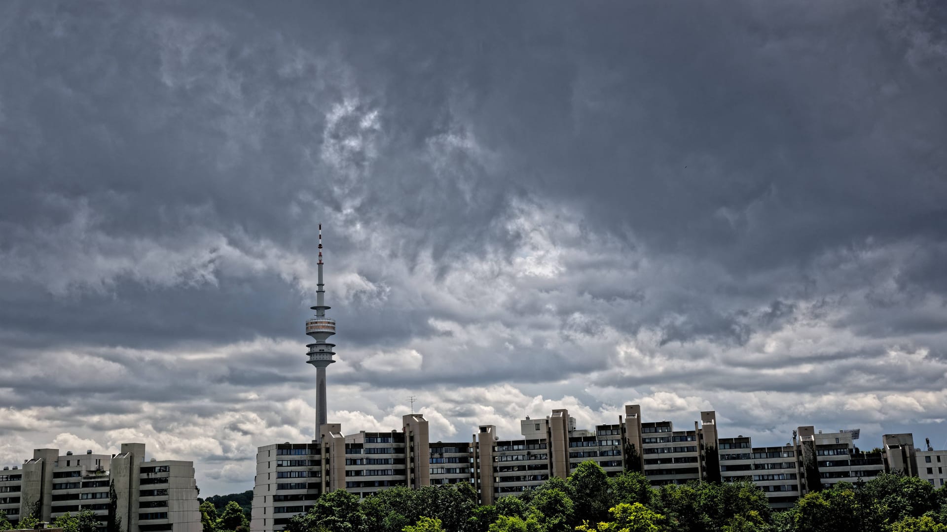 Graue Wolken ziehen über München auf (Archivbild):