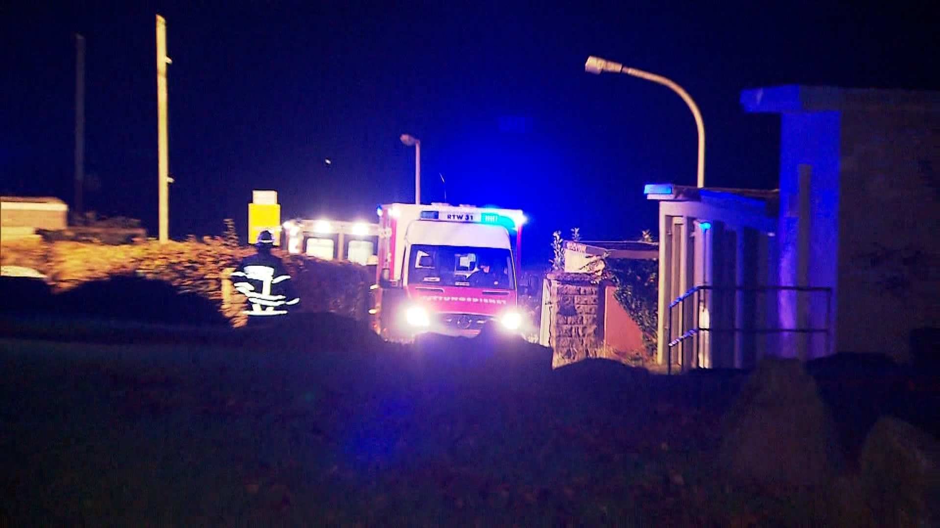 Rettungskräfte brachten beide Personen ins Krankenhaus. Für eine Frau kam jede Hilfe zu spät.