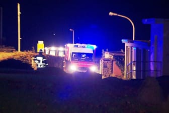 Rettungskräfte brachten beide Personen ins Krankenhaus. Für eine Frau kam jede Hilfe zu spät.