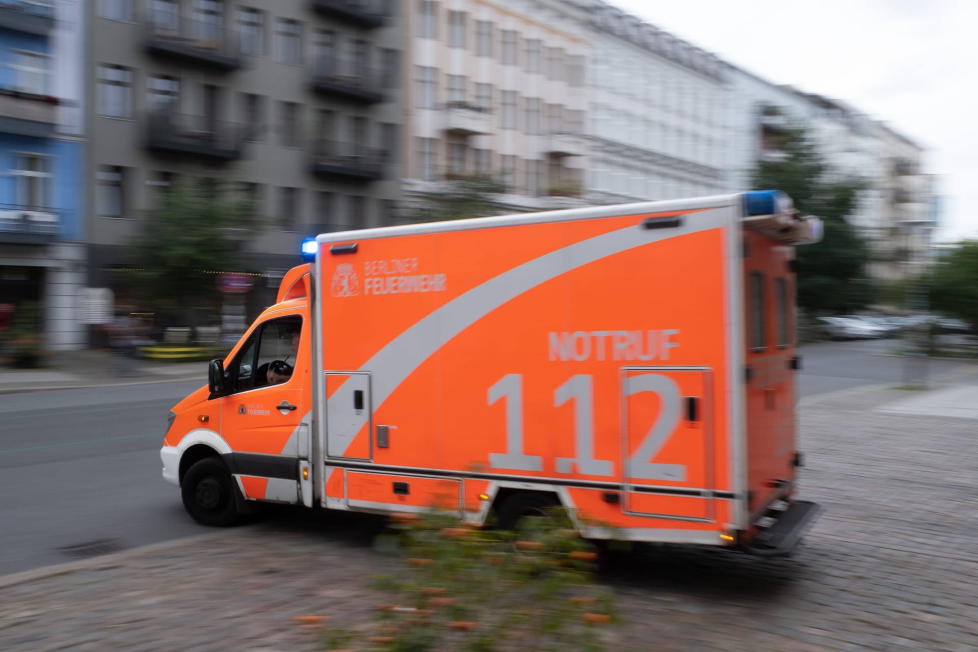 Rettungswagen der Berliner Feuerwehr (Symbolbild): Der Jugendliche meldetet den Tathergang direkt bei der Polizei.