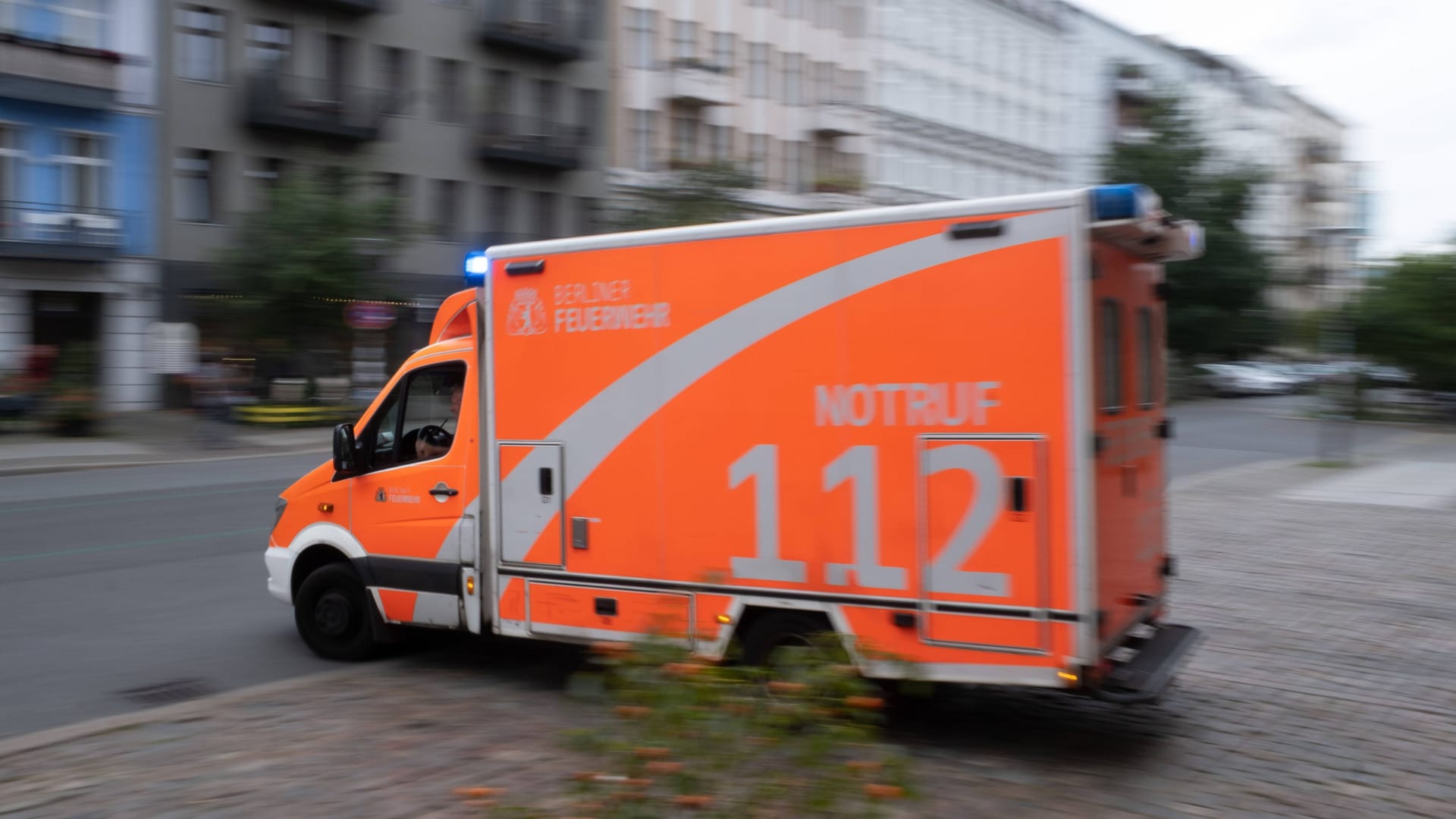 Rettungswagen der Berliner Feuerwehr (Symbolbild): Der Jugendliche meldetet den Tathergang direkt bei der Polizei.