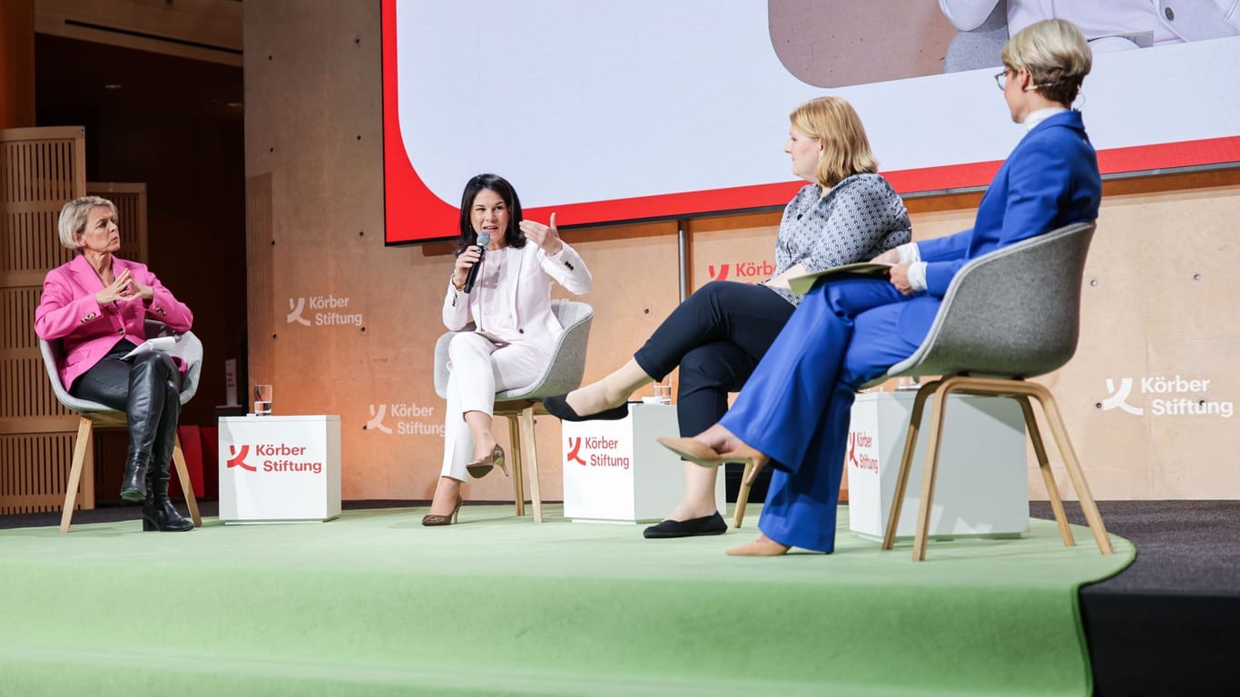 Baerbock diskutiert beim Berliner Forum Außenpolitik über die gegenwärtigen globalen Krisen: Dabei wird die Außenministerin auch immer wieder mit der Regierungskrise in Deutschland konfrontiert.