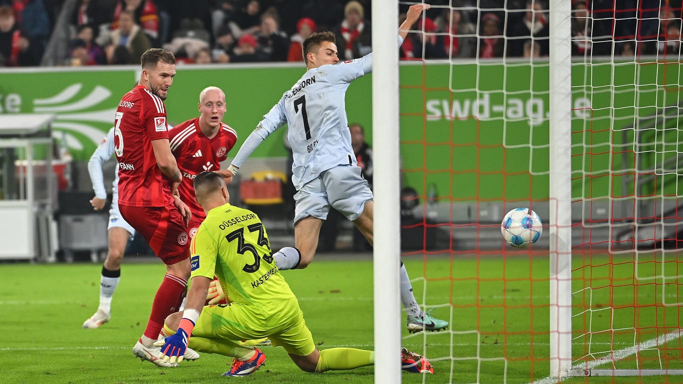 Das 1:0: Paderborns Bilbija (r.) setzt sich gegen die Düsseldorfer Abwehr durch.