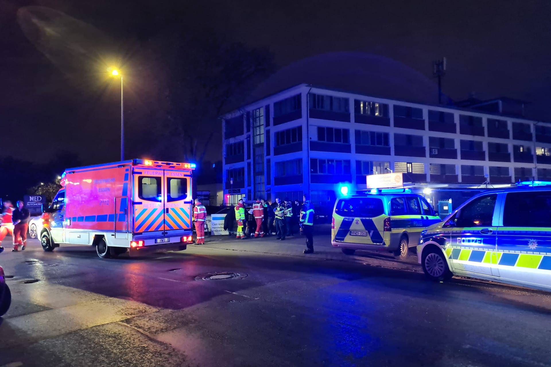 In einem Gewerbegebiet in Essen ist am Dienstagabend ein Mann offenbar absichtlich von einem Auto angefahren worden.