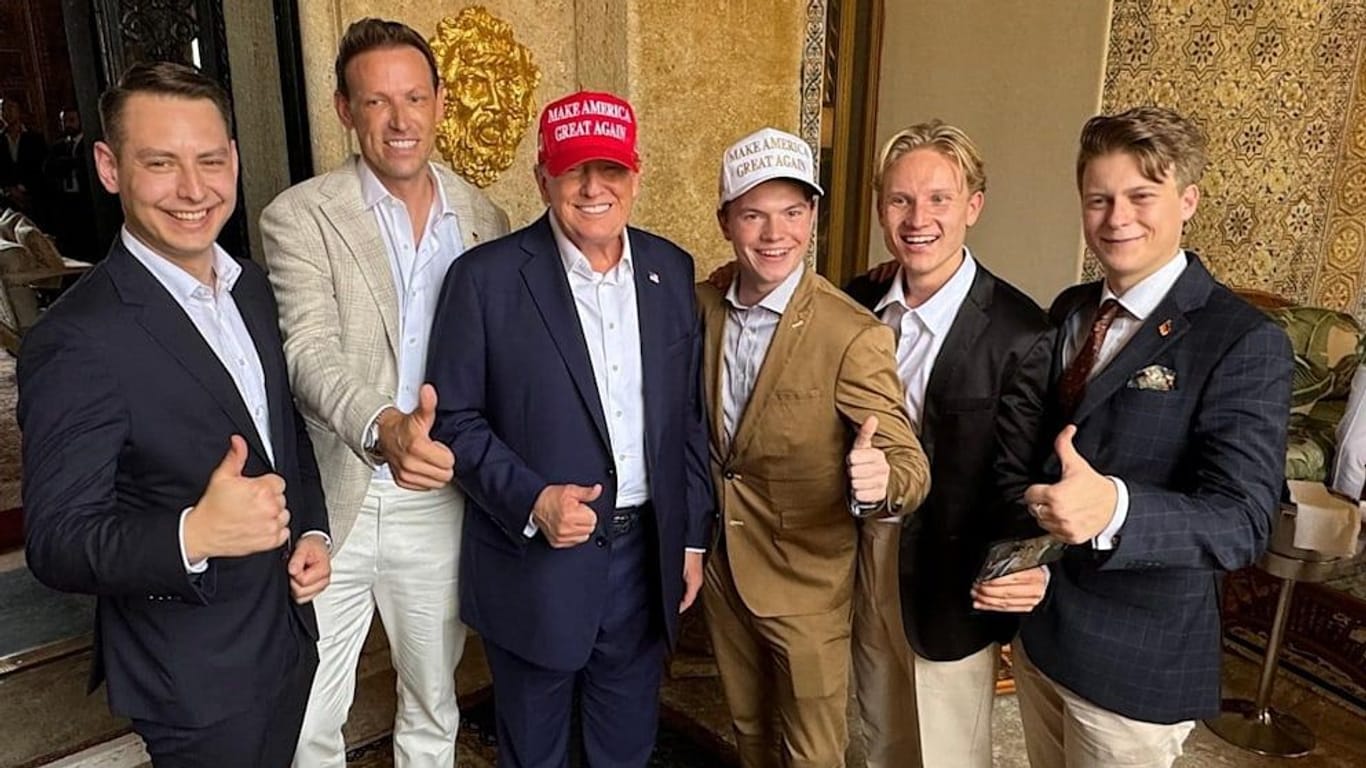 Treffen mit Trump in Mar-a-Lago: AfD-Politiker Rau steht links neben dem designierten US-Präsidenten.