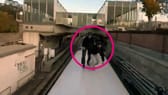 Ein U-Bahn-Surfer starb nach einem Zusammenprall mit einer Fußgängerbrücke.