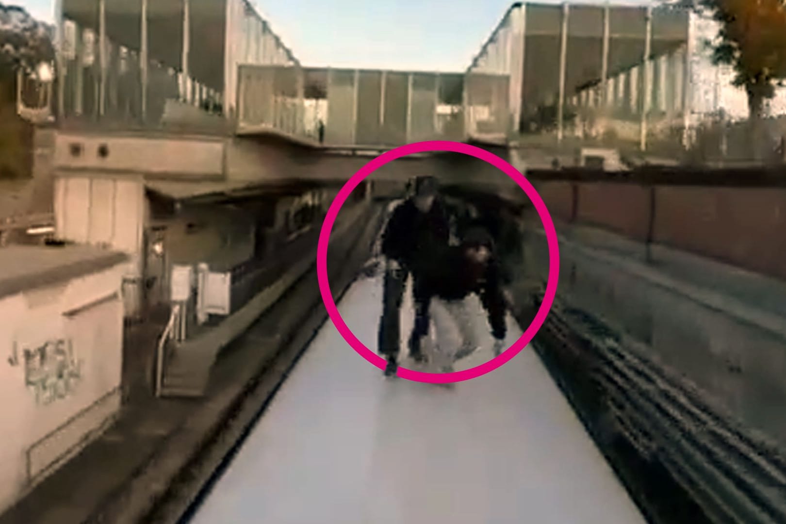 Ein U-Bahn-Surfer starb nach einem Zusammenprall mit einer Fußgängerbrücke.