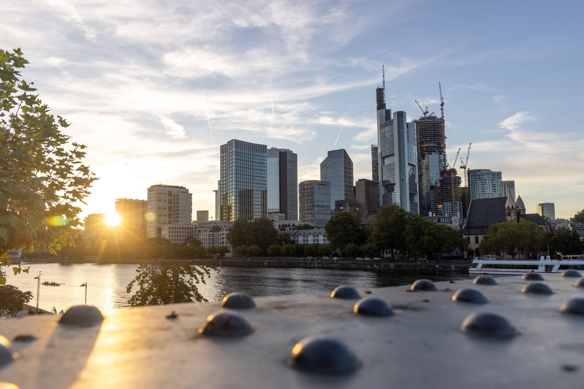 Herbstwetter in Frankfurt (Archivbild): Nach dem Wintereinbruch wird es in Hessen nun noch einmal milder.