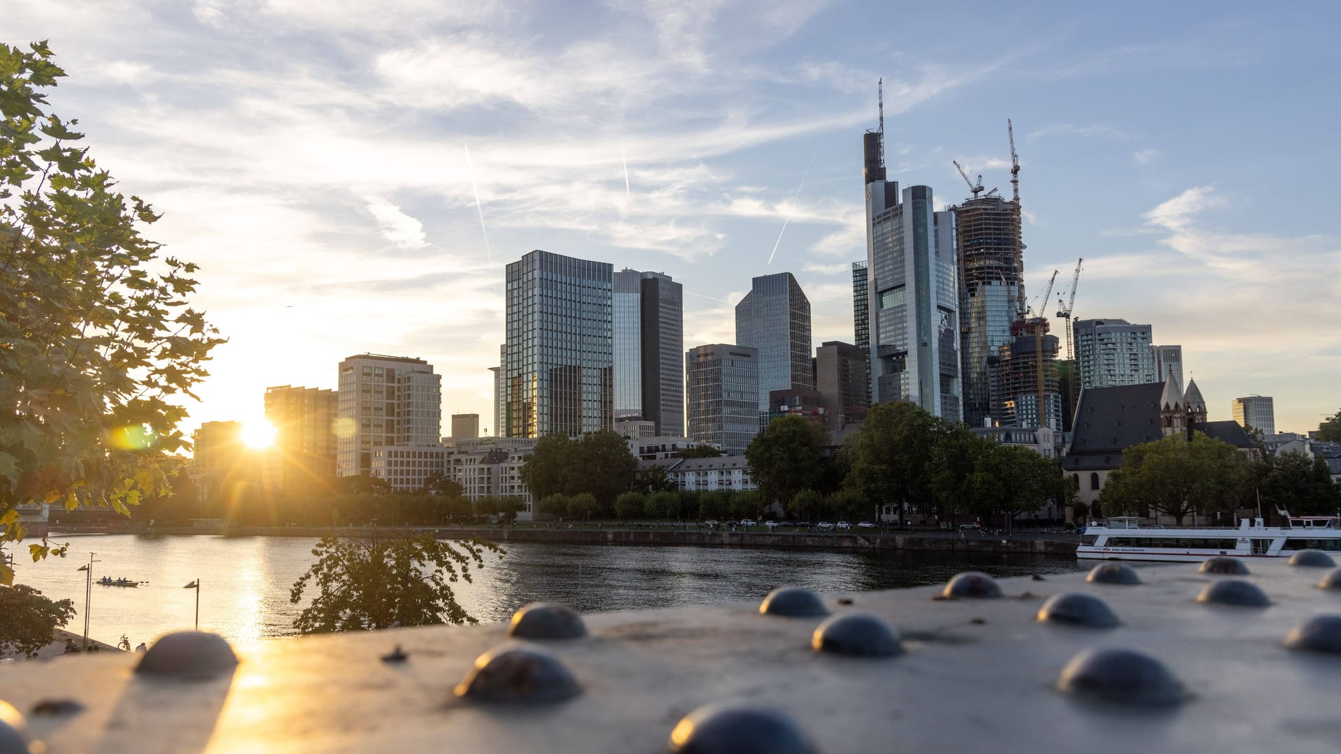 Herbstwetter in Frankfurt (Archivbild): Nach dem Wintereinbruch wird es in Hessen nun noch einmal milder.