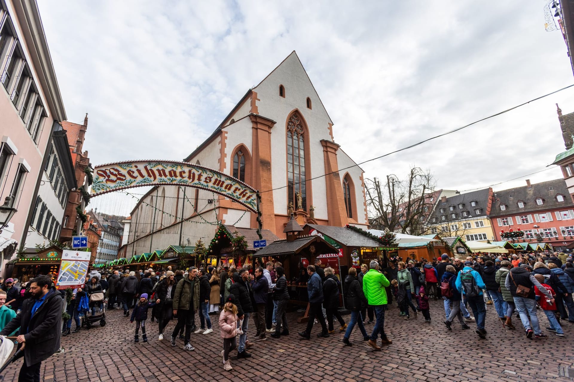 Glühwein bei mildem Herbstwetter in Südbaden