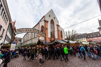 Glühwein bei mildem Herbstwetter in Südbaden