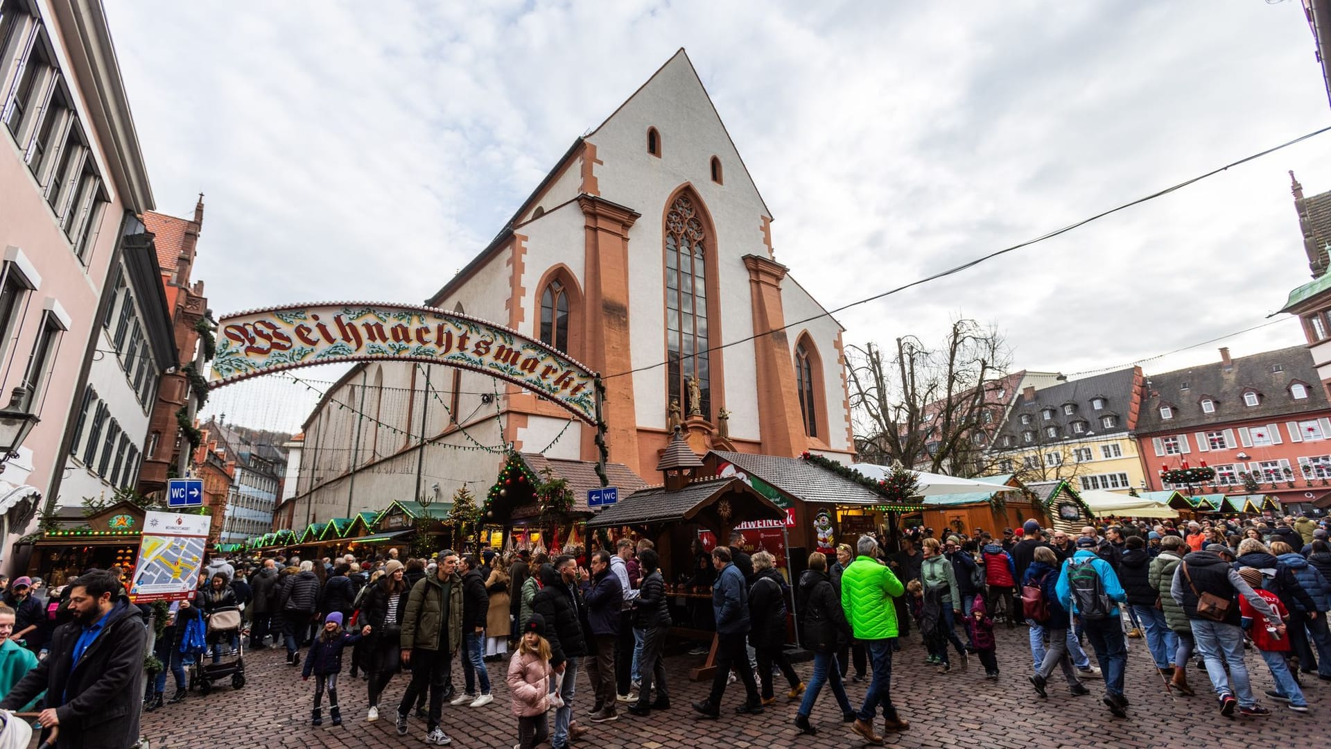 Glühwein bei mildem Herbstwetter in Südbaden