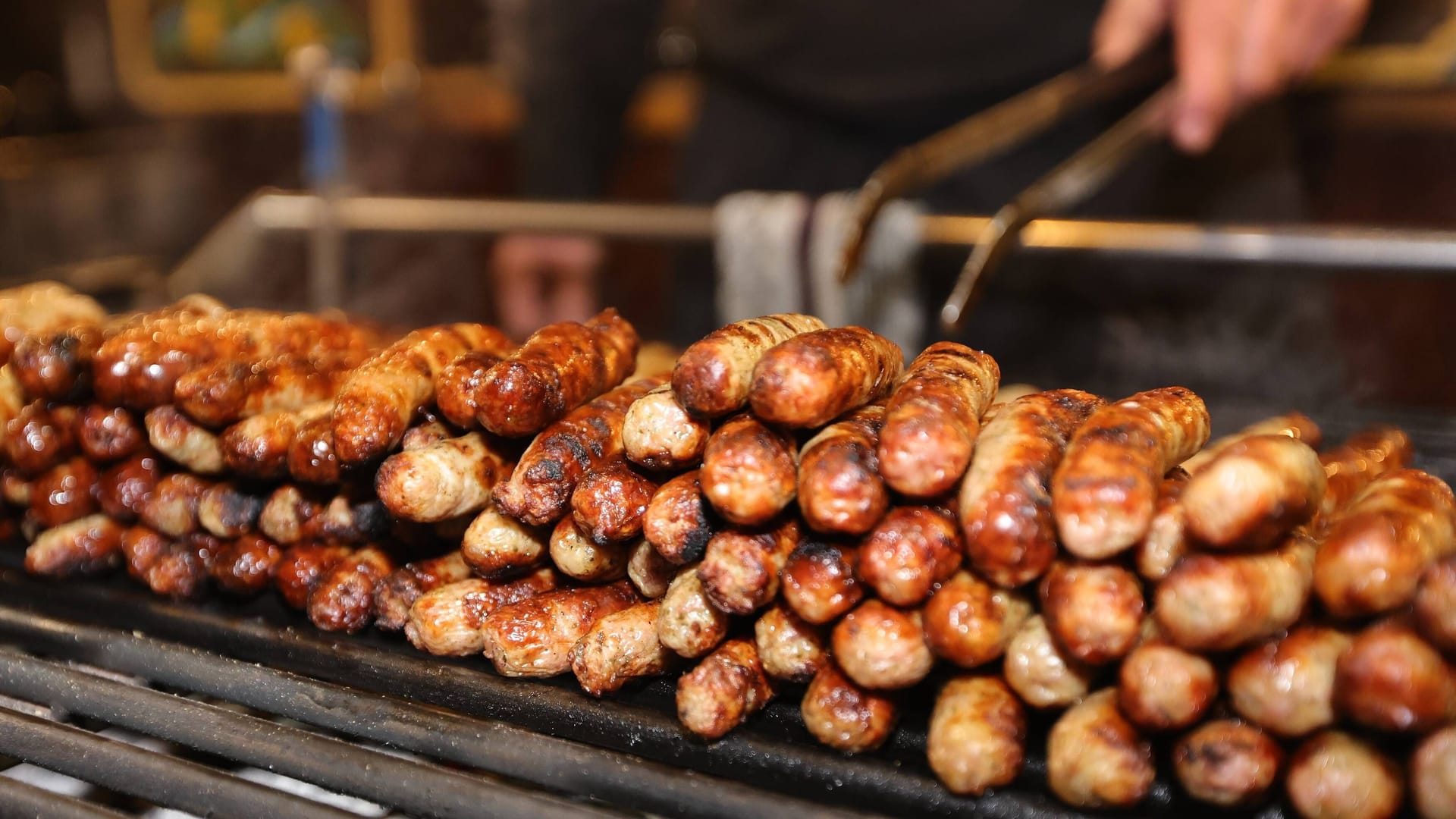 Dürfen auf dem Christkindlesmarkt natürlich nicht fehlen: Nürnberger Rostbratwürste.