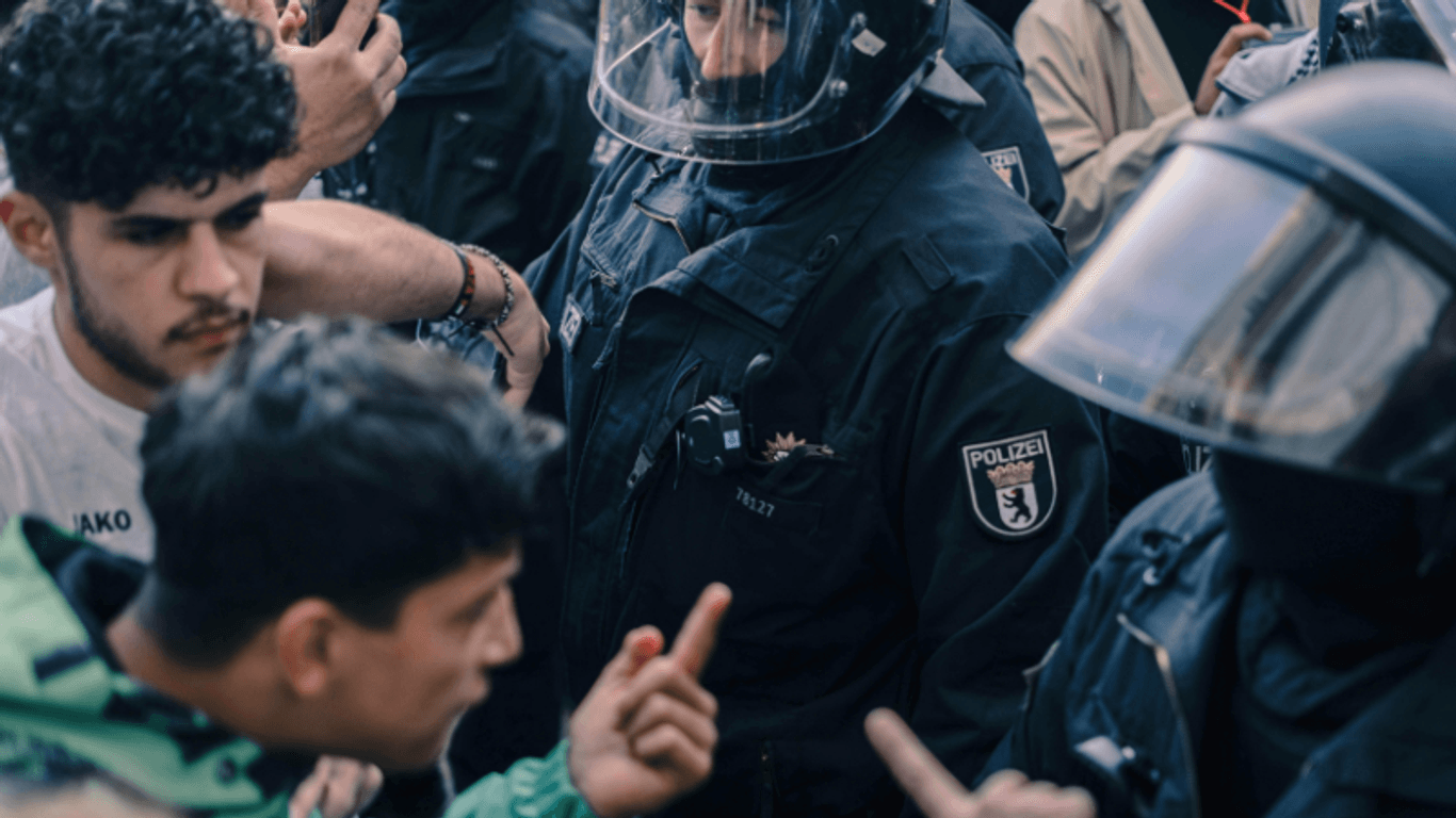 Pro-palästinensische Demonstranten geraten mit der Polizei aneinander (Symbolbild): Die Beamten werden Opfer von Angriffen.