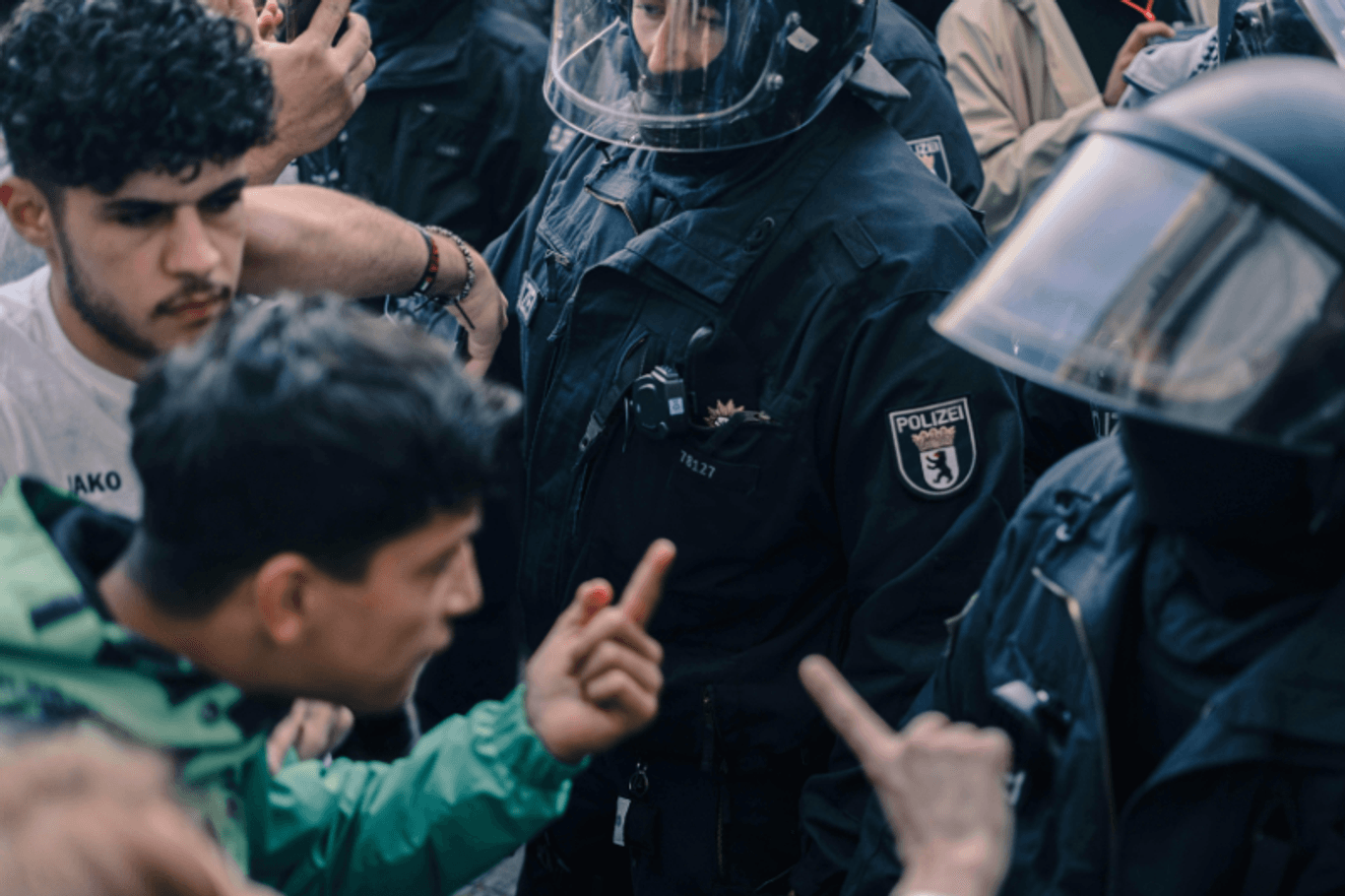 Pro-palästinensische Demonstranten geraten mit der Polizei aneinander (Symbolbild): Die Beamten werden Opfer von Angriffen.