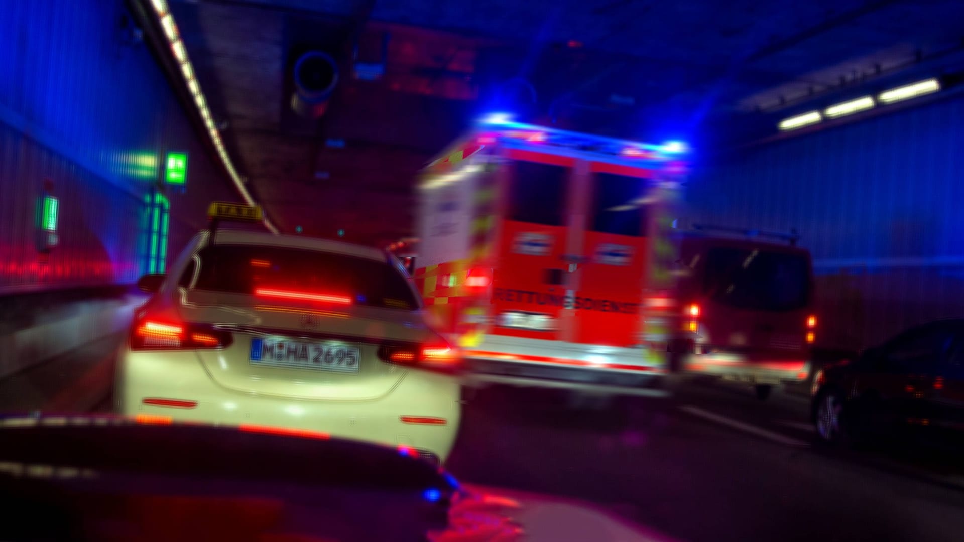 Rettungswagen auf wilder Fahrt (Symbolbild): Die Flucht führte den 29-Jährigen von Hamburg nach Kiel.