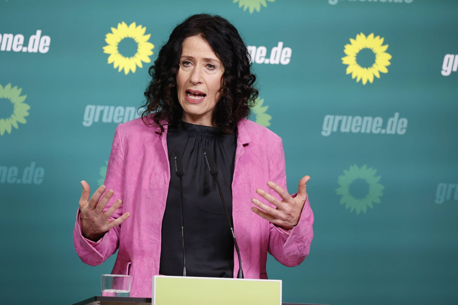 Bettina Jarasch, Spitzenkandidatin Berlin, Deutschland, Berlin, Pressekonferenz mit Ricarda Lang, Bundesvorsitzende von BÜNDNIS 90/DIE GRÜNEN, und Bettina Jarasch, Spitzenkandidatin Berlin