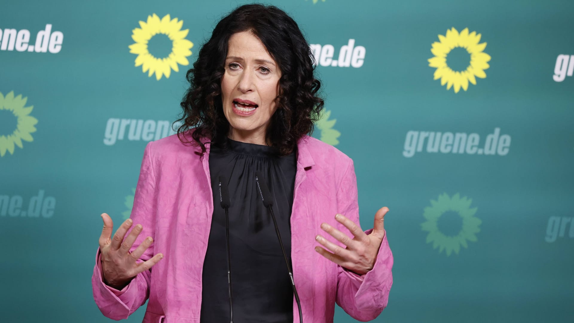 Bettina Jarasch, Spitzenkandidatin Berlin, Deutschland, Berlin, Pressekonferenz mit Ricarda Lang, Bundesvorsitzende von BÜNDNIS 90/DIE GRÜNEN, und Bettina Jarasch, Spitzenkandidatin Berlin