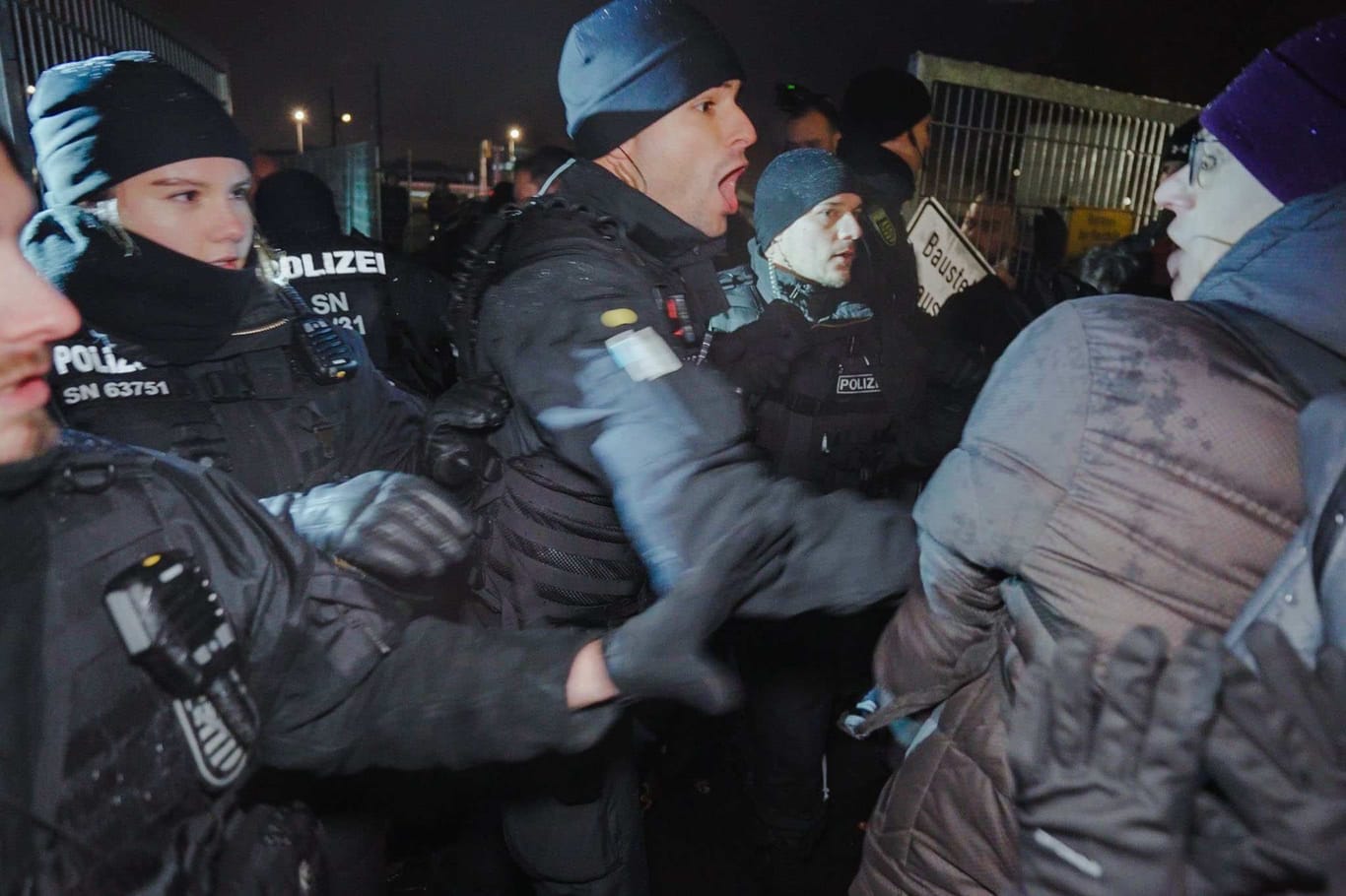 Rangelei zwischen Polizisten bei der Demonstration gegen Sozialkürzungen in Dresden: Die Polizei berichtet von sieben verletzten Beamten.