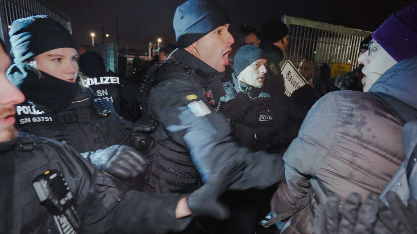 Rangelei zwischen Polizisten bei der Demonstration gegen Sozialkürzungen in Dresden: Die Polizei berichtet von sieben verletzten Beamten.