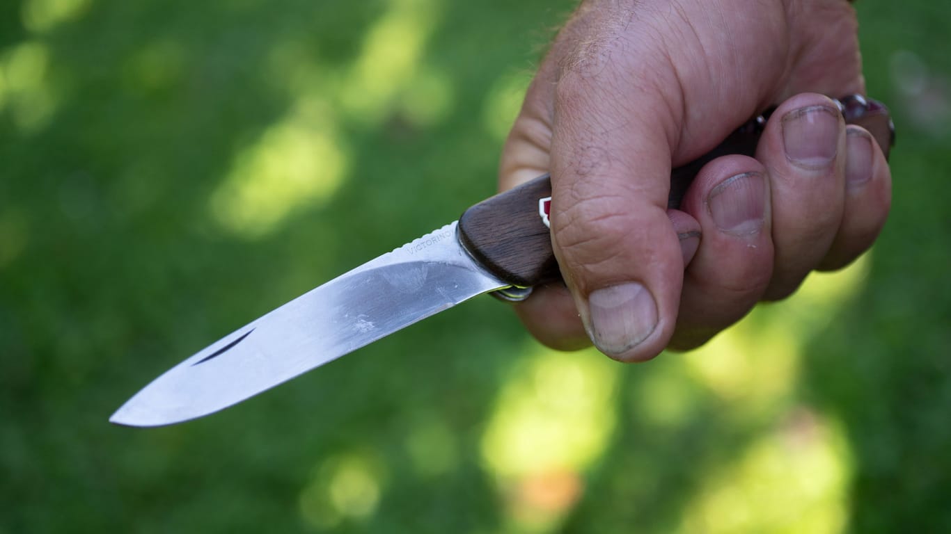 Person mit Messer in der Hand (Symbolbild): Im vergangenen Jahr gab es mehr Körperverletzungen in Berlin.