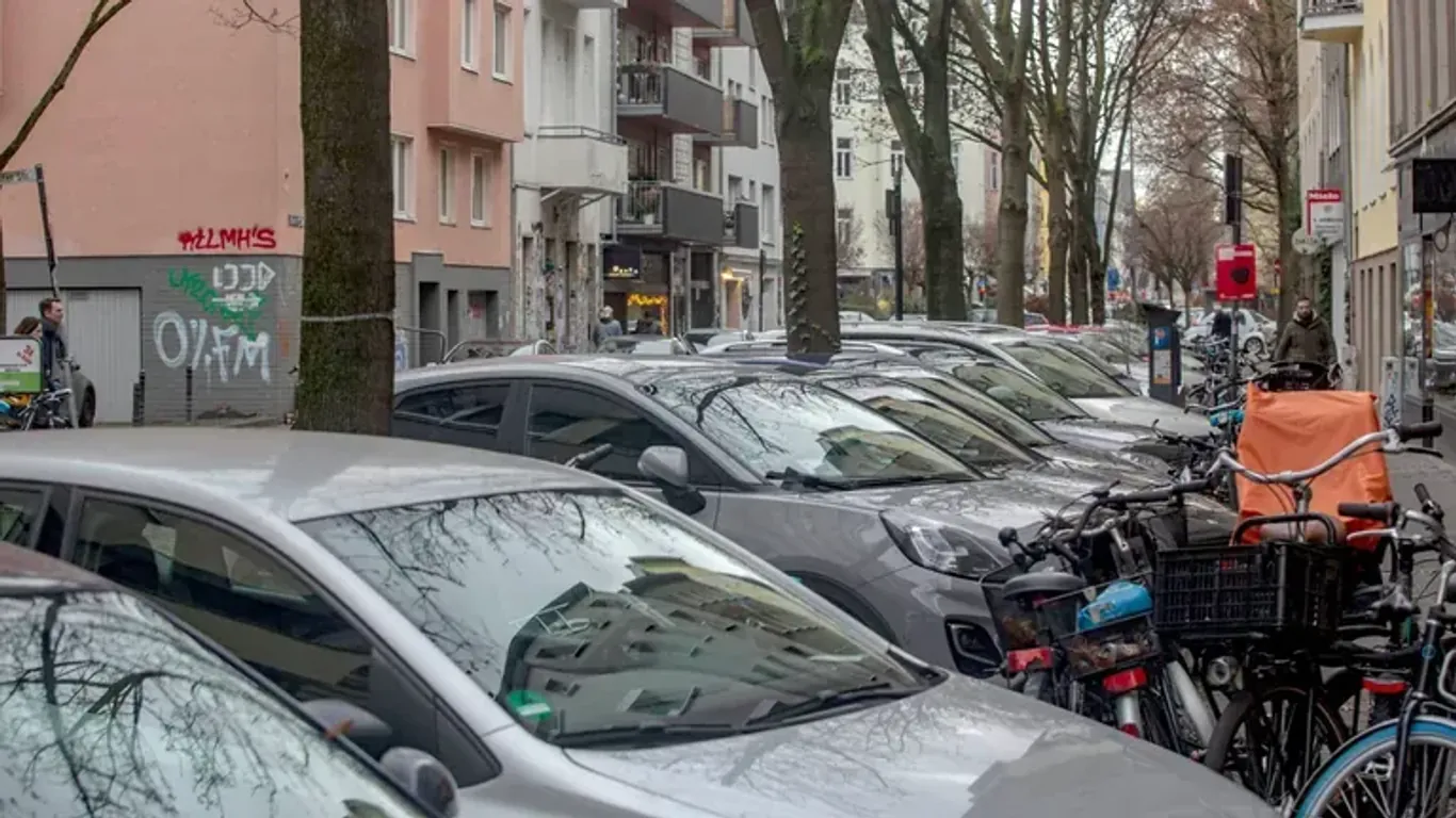 Parkende Autos im belgischen Viertel (Archivbild): Wer hier sein Auto abstellt, zahlt im nächsten Jahr deutlich mehr.