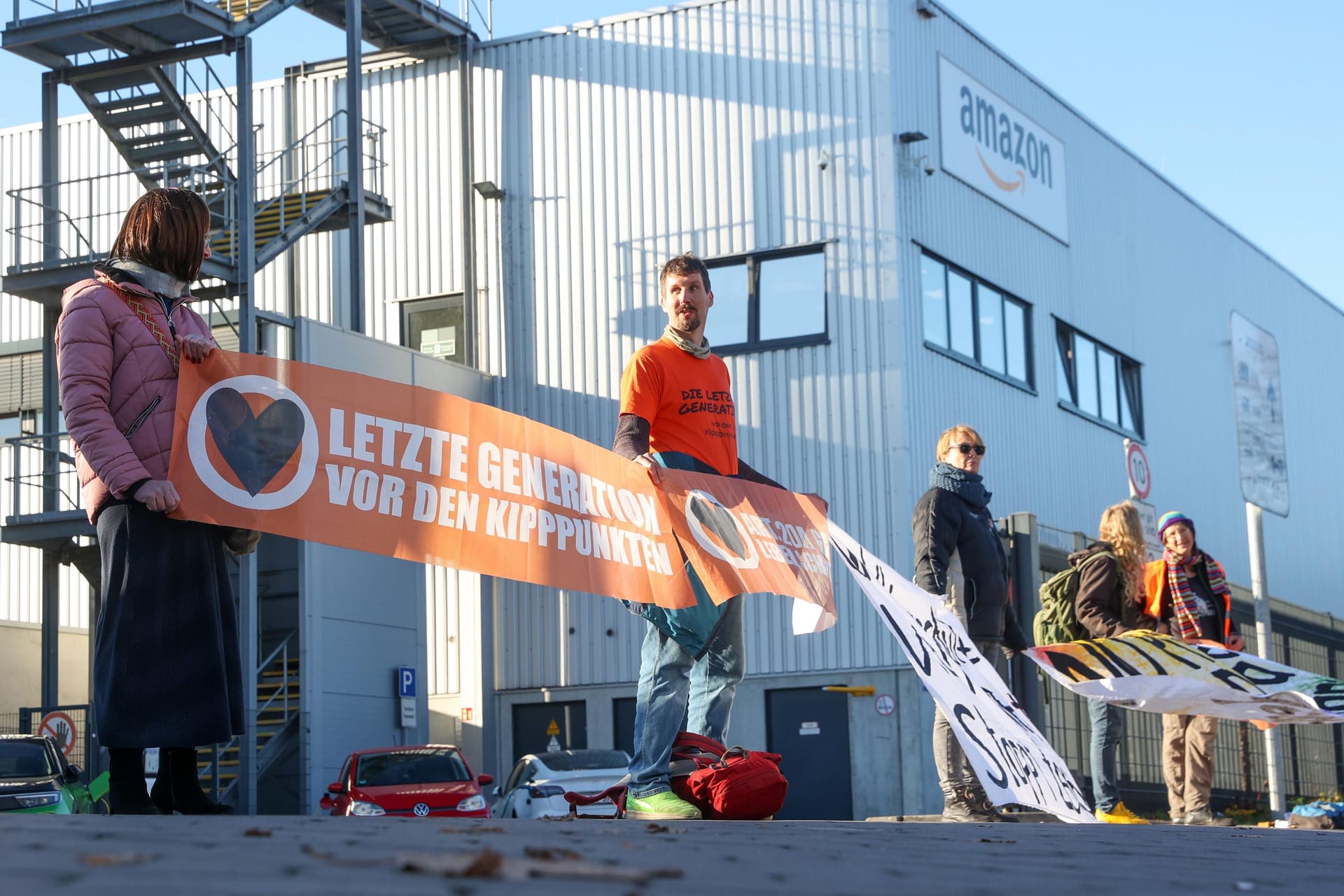 Mitglieder der "Letzten Generation" protestieren vor dem Amazon Verteilerzentrum in Hamburg.