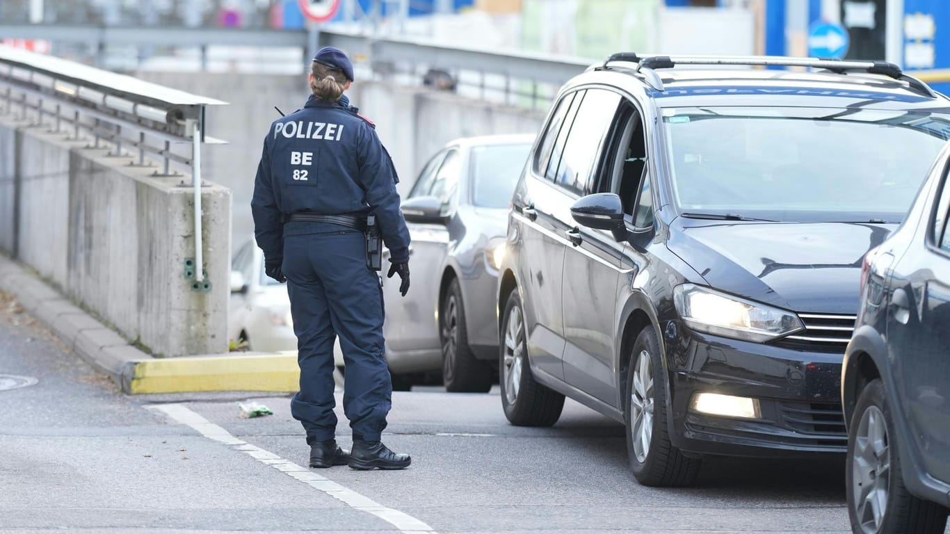 Einsatzkräfte der Polizei vor der Klinik in Wien: Die Beamten suchen fieberhaft nach dem noch sehr jungen Säugling, der auf einer Frühgeborenenstation lag.