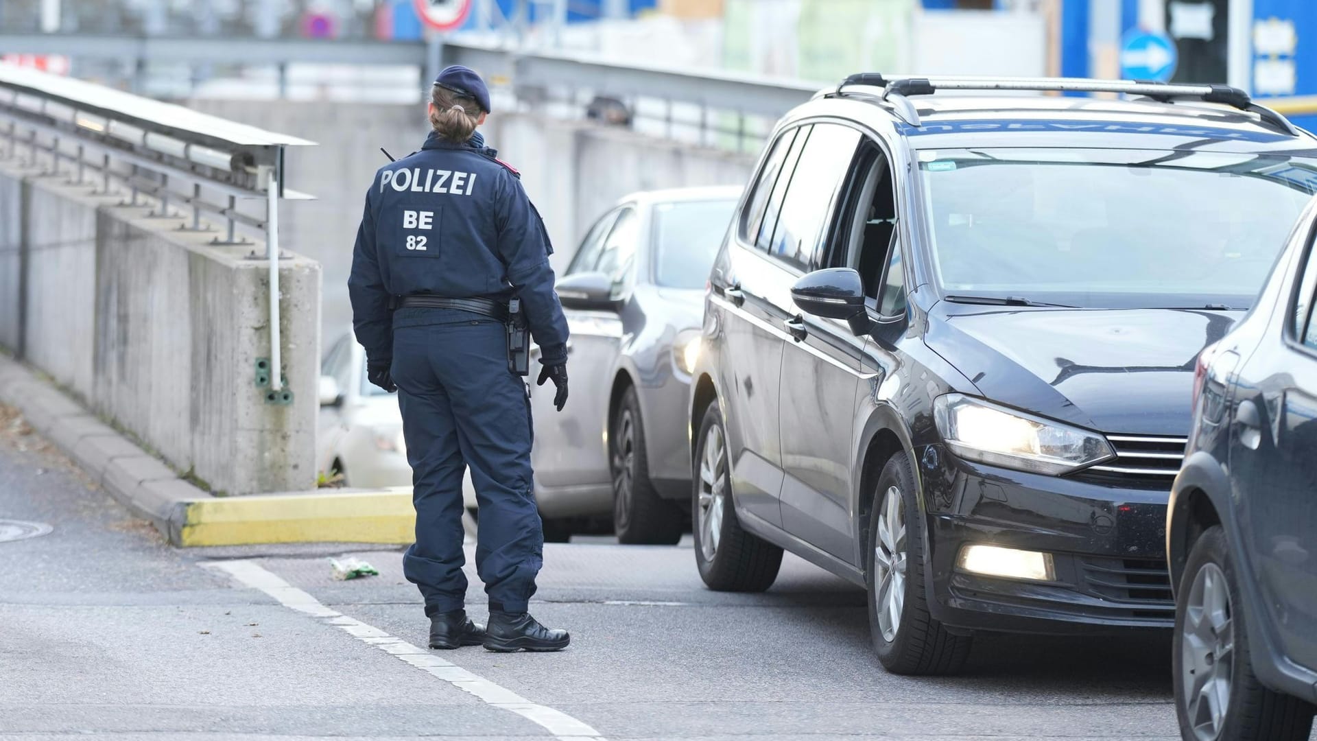 Einsatzkräfte der Polizei vor der Klinik in Wien: Die Beamten suchen fieberhaft nach dem noch sehr jungen Säugling, der auf einer Frühgeborenenstation lag.