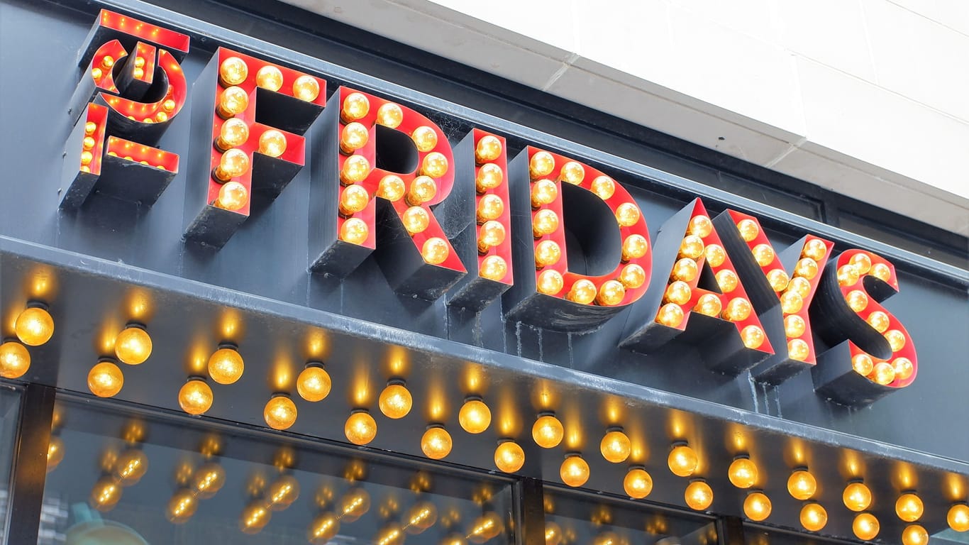 TGI Fridays Logo (Symbolbild): Vorerst soll es trotz des Insolvenzverfahrens keine Restaurantschließungen geben.