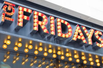 TGI Fridays Logo (Symbolbild): Vorerst soll es trotz des Insolvenzverfahrens keine Restaurantschließungen geben.