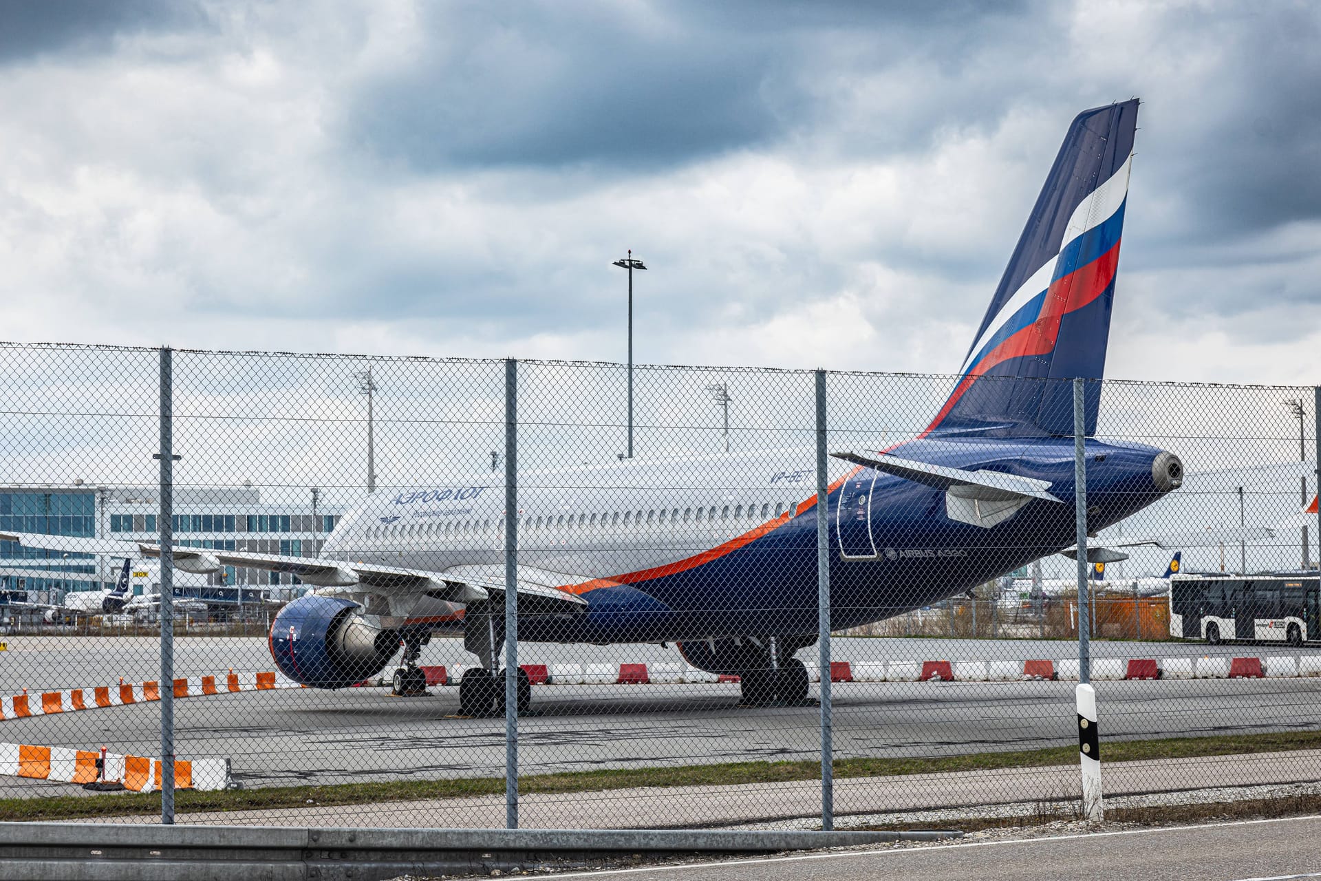 Der Aeroflot-Airbus im April 2023 am Flughafen München: Die Parkkosten waren enorm.