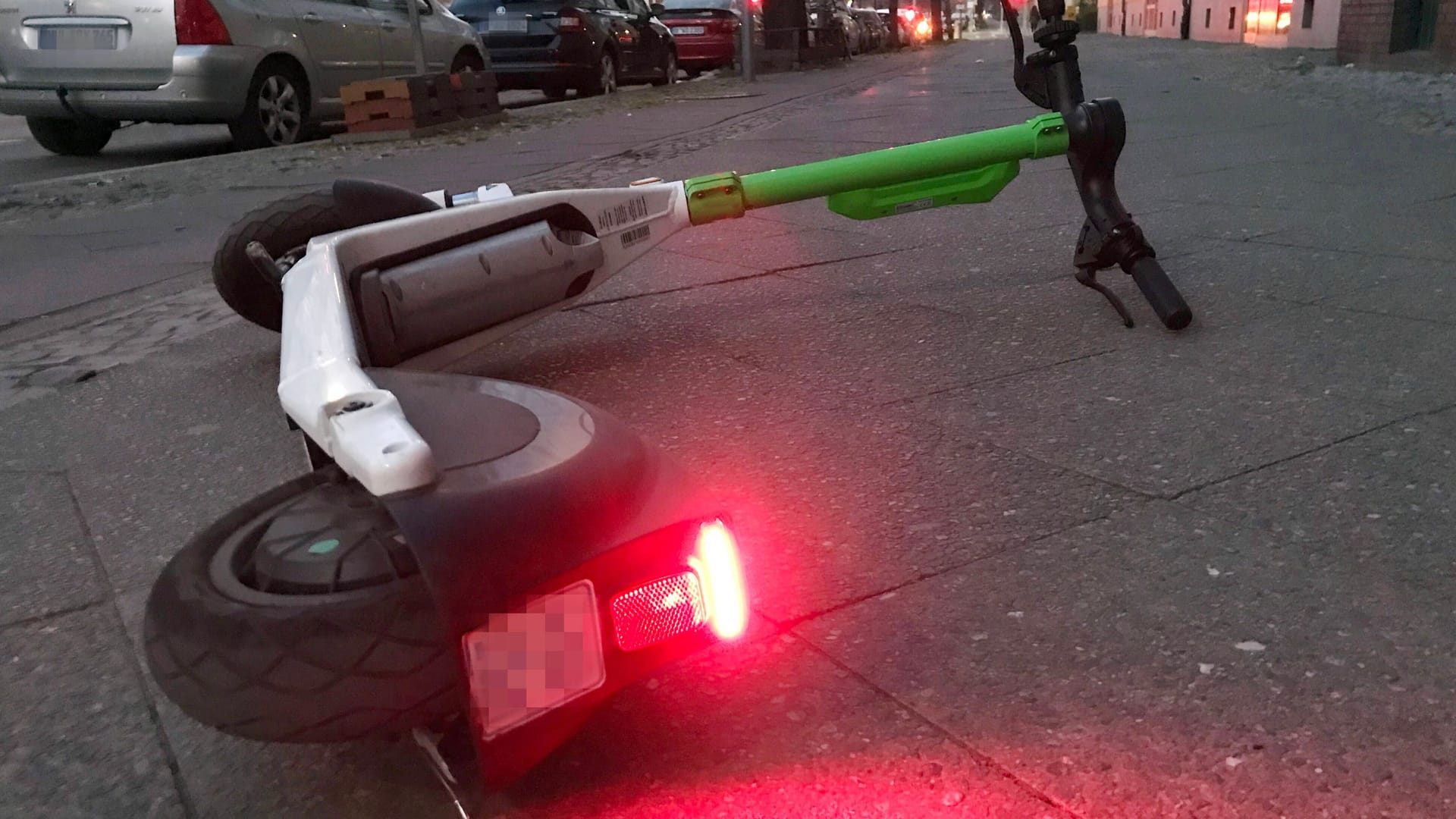 Ein E-Scooter (Archivbild): Bei einem Unfall in Berlin ist ein Mann lebensgefährlich verletzt worden. Ein E-Scooter (Archivbild): Bei einem Unfall in Berlin ist ein Mann lebensgefährlich verletzt worden.
