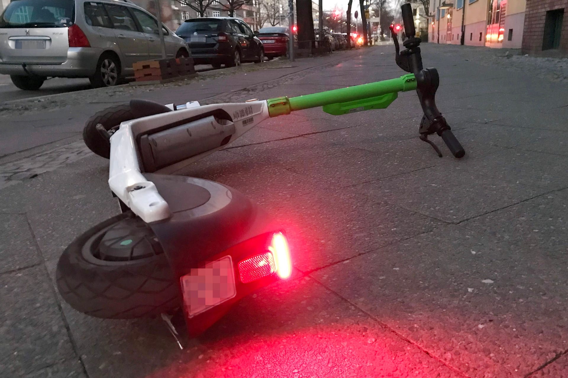 Ein E-Scooter (Archivbild): Bei einem Unfall in Berlin ist ein Mann lebensgefährlich verletzt worden.