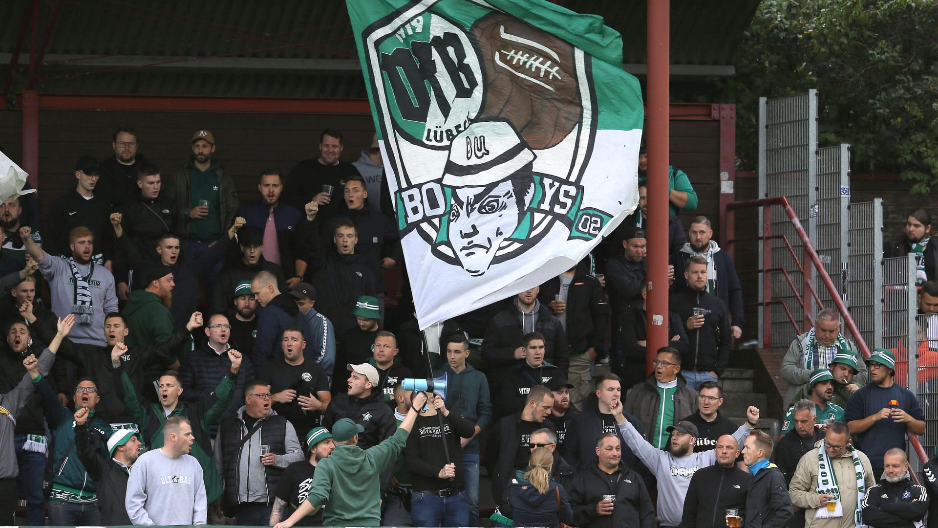 Fans des VfB Lübeck bei einem Regionalliga-Spiel des HSV: Dem Verein droht die Insolvenz.