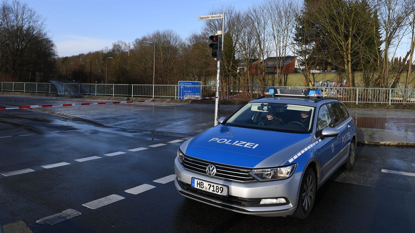 Polizeiauto in Vegesack (Archivbild): Die Identität des Angreifers ist der Polizei bekannt.