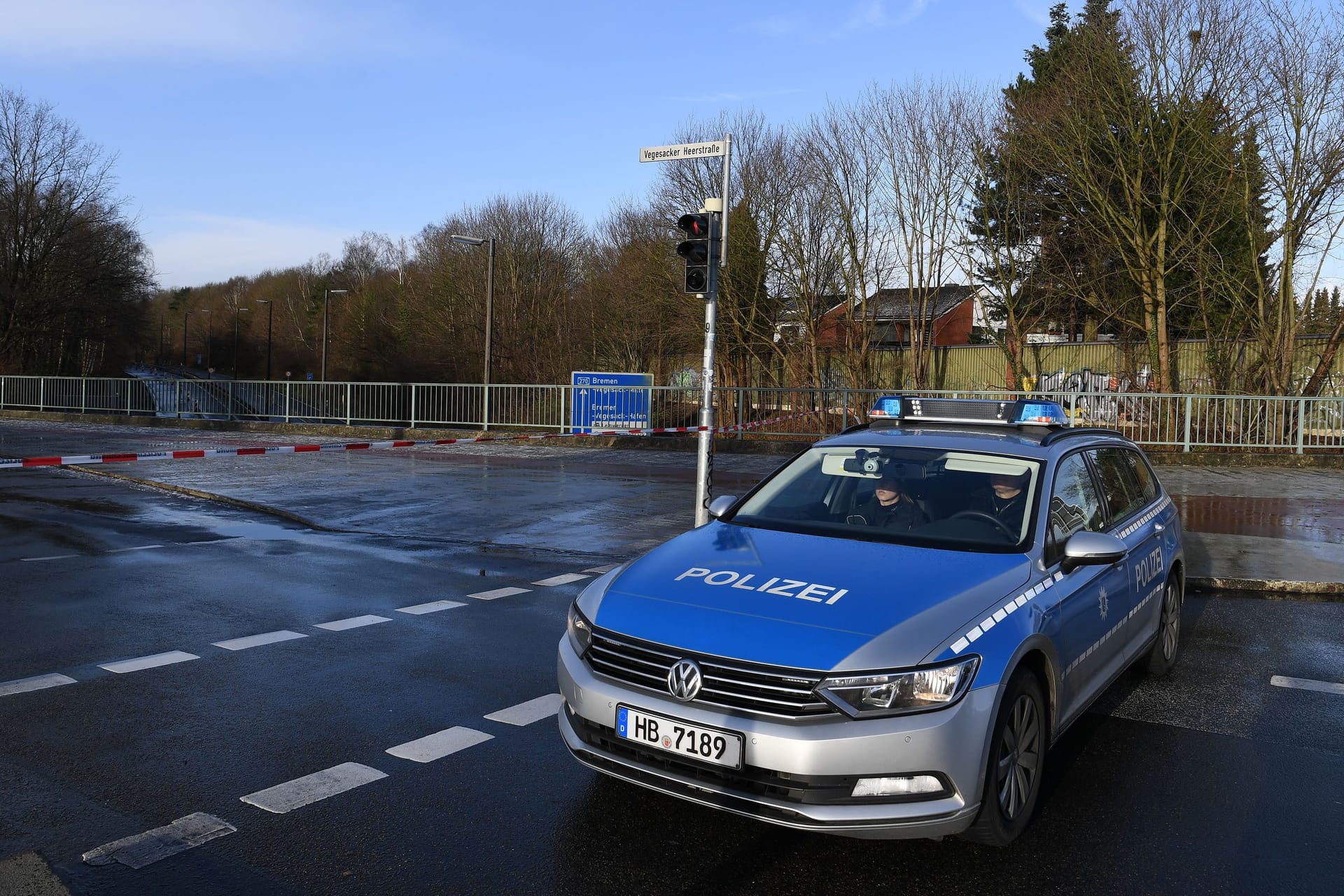 Polizeiauto in Vegesack (Archivbild): Die Identität des Angreifers ist der Polizei bekannt.