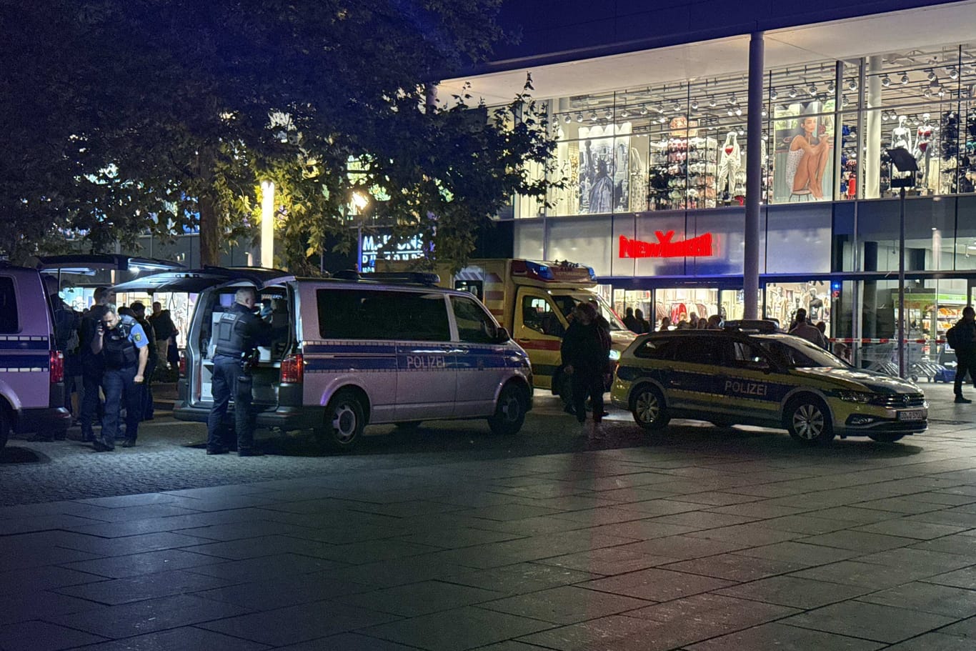 Polizei-Großaufgebot in der Dresdner Innenstadt: Auch mehrere Notarztfahrzeuge sind vor Ort.