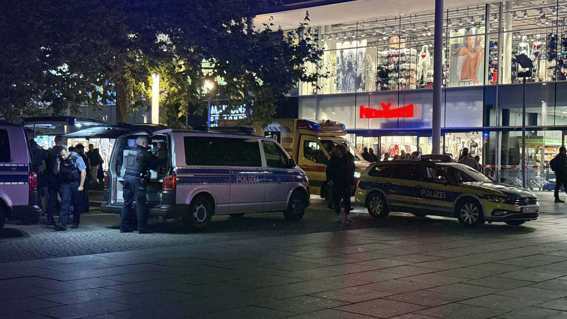 Polizei-Großaufgebot in der Dresdner Innenstadt: Auch mehrere Notarztfahrzeuge sind vor Ort.